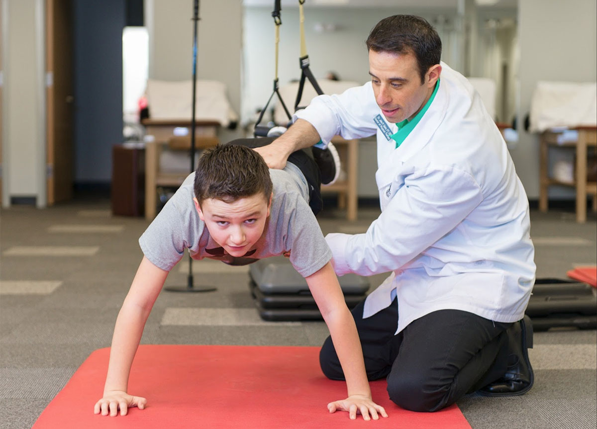 the doctor shows the exercises to the patient