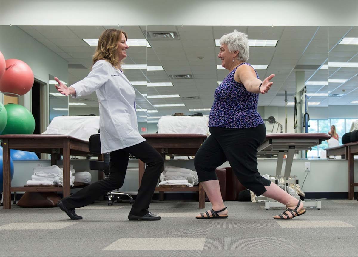 the doctor shows the exercises to the patient