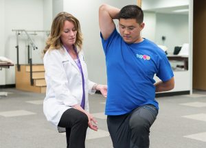 the doctor shows the exercises to the patient