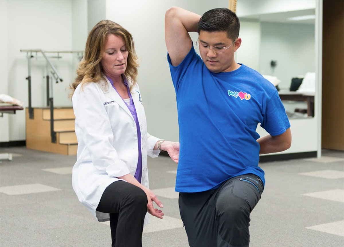 the doctor shows the exercises to the patient